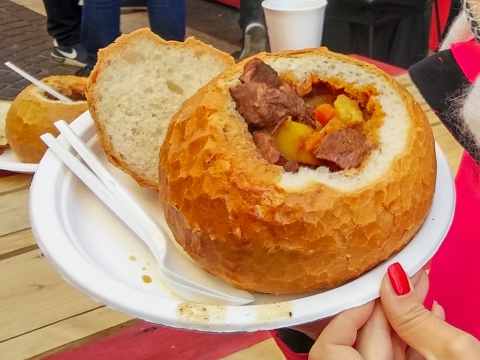 BUDAPEST NATALE COSA VEDERE MANGIARE GOULASH