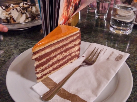BUDAPEST NATALE COSA VEDERE MANGIARE TORTA DOBOS