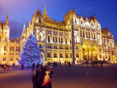 BUDAPEST 3 GIORNI NATALE COSA VEDERE PARLAMENTO ALBERO ILLUMINATO