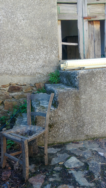 ROGHUDI VECCHIO CITTA FANTASMA ASPROMONTE PICCOLA SEDIA LEGNO ROTTA