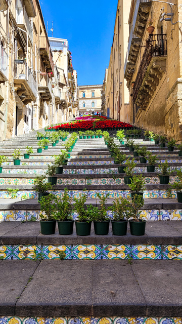 CALTAGIRONE SICILIA COSA VEDERE SCALA SANTA MARIA DEL MONTE INFIORATA