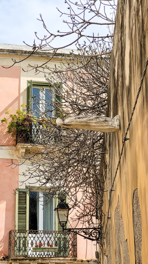 SIRACUSA INSOLITA MADONNA VERSO IL CIELO