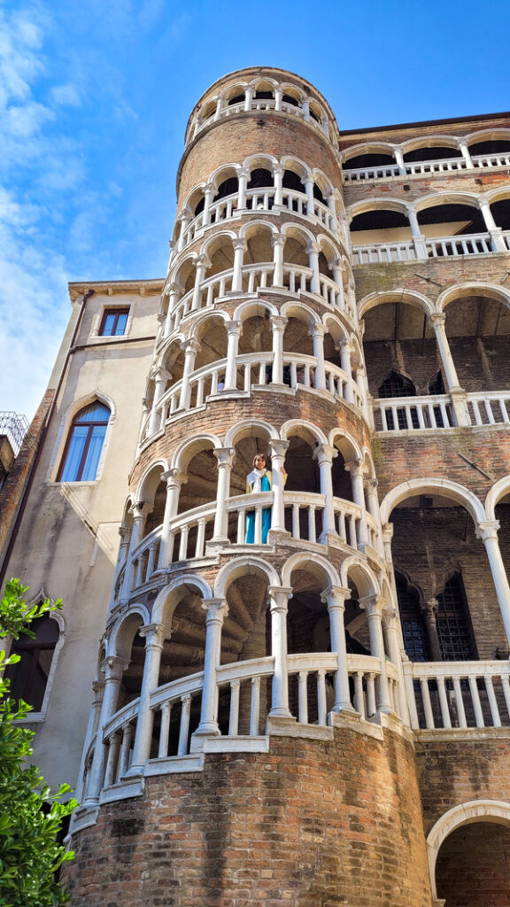 VENEZIA INSTAGRAMMABILE SCALINATA BOVOLO