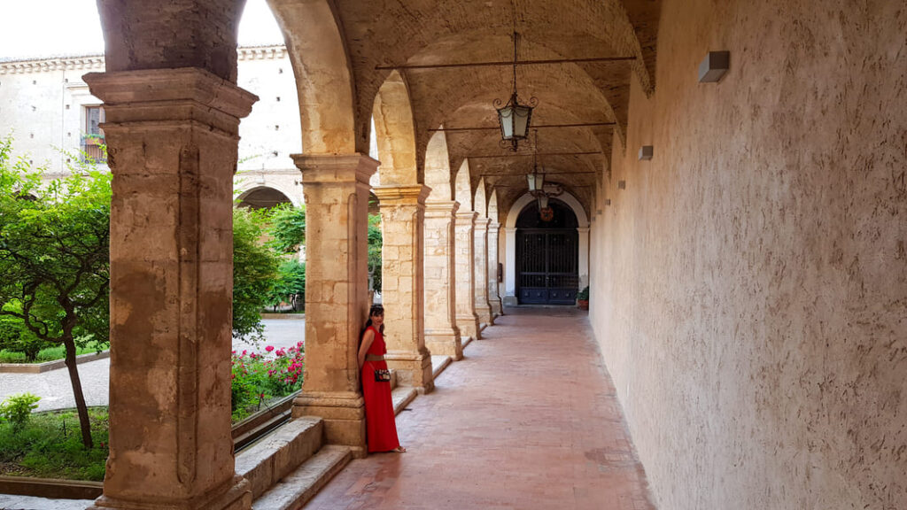 ALTOMONTE COSA VEDERE: IL CHIOSTRO DELLA CHIESA SAN FRANCESCO DI PAOLA