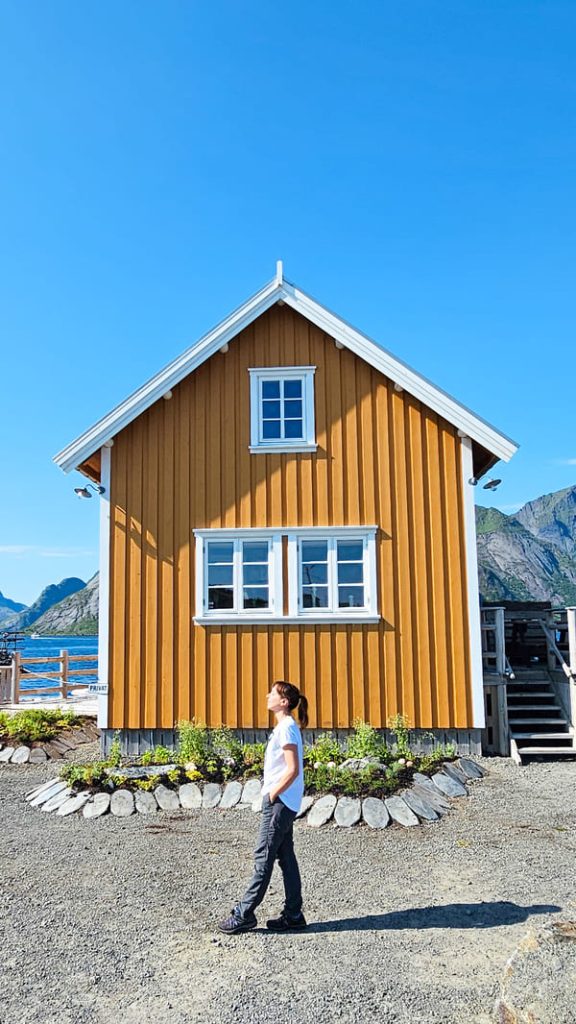 LOFOTEN COSA VEDERE CASA GIALLA