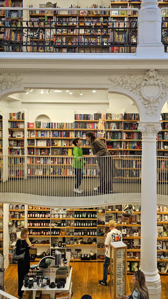 ROMANIA COSA VEDERE LIBRERIA CARUSEL