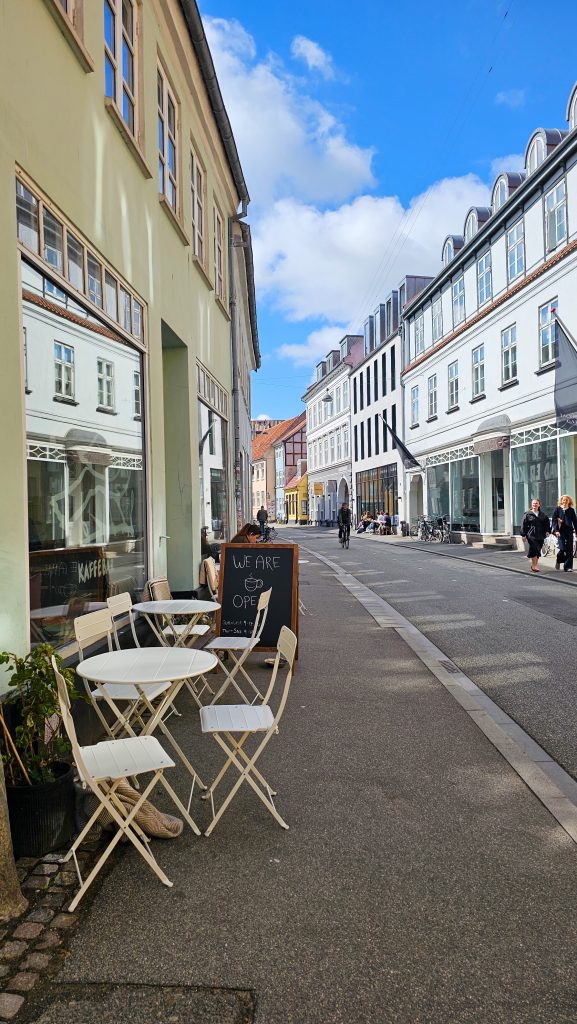 i caffè lungo le stradine di Aarhus