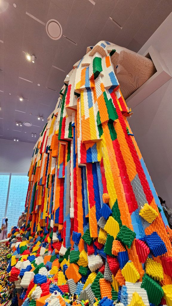 La cascata colorata della Lego House a Billund