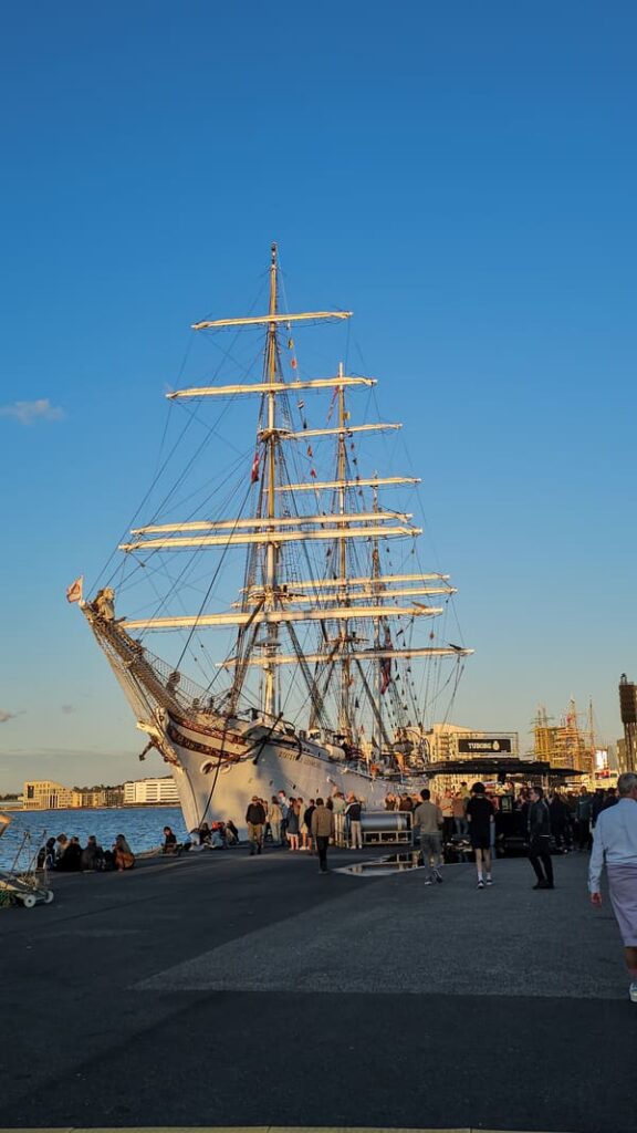 Una delle grandi navi a vela al porto di Aalborg