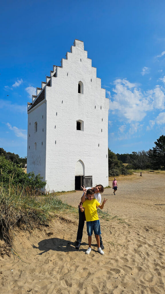 La chiesa insabbiata di Den Tilsandede nella Danimarca del Nord