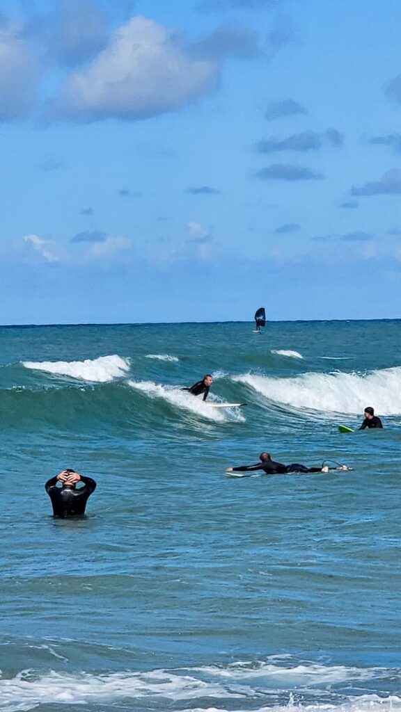 I surfisti di Klitmoller nella Danimarca del Nord