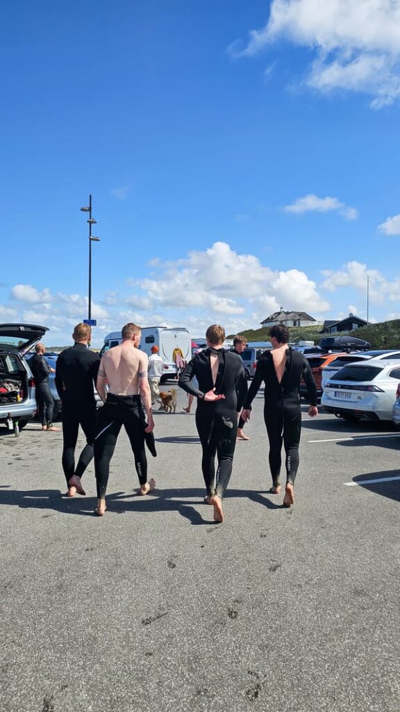 I surfisti di Klitmoller nella Danimarca del Nord